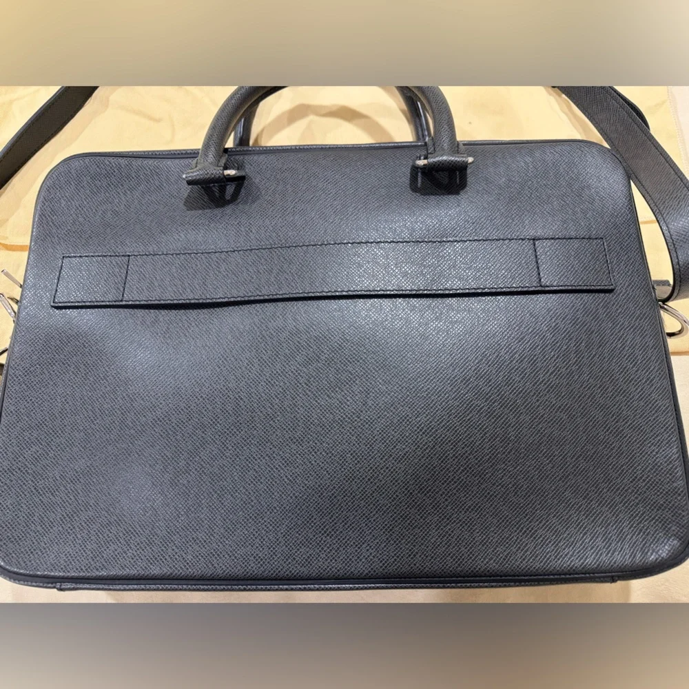 LOUIS VUITTON Taiga Porte-Documents Business MM Ardoise